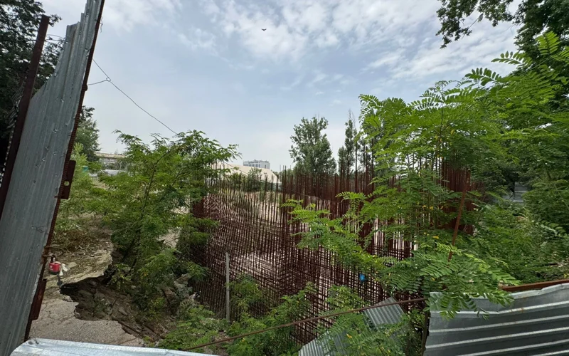 В Алматы не утихает скандал вокруг строительства ЖК на территории КазНАИУ