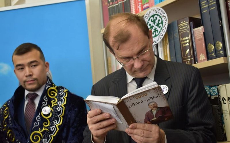 Абай кітаптары словак тілінде Словакия
