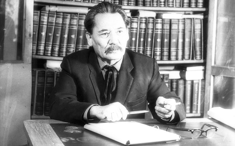 Бауржан Момышулы - известный казахский писатель. Лауреат Гос. премии в рабочем кабинете. 1968 г./Фото: Мустафин К. Бауржан Момышулы