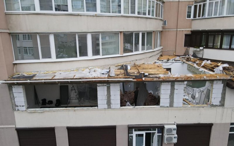 Almaty turǵyny úshinshi qabatta ornalasqan páterine zańsyz qosalqy qurylys salǵan Almaty turǵyny úshinshi qabatta ornalasqan páterine zańsyz qosalqy qurylys salǵan