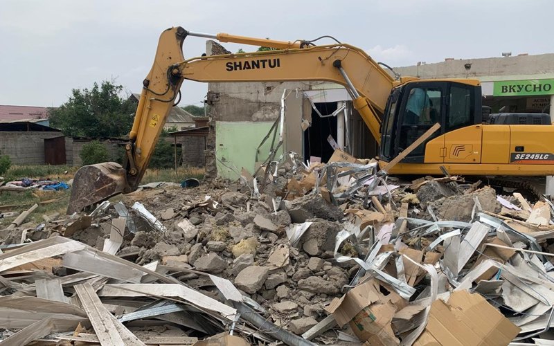 В Таразе начали снос зданий под строительство моста В Таразе начали снос зданий под строительство моста