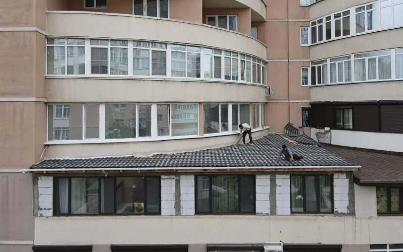 Almaty turǵyny úshinshi qabatta ornalasqan páterine zańsyz qosalqy qurylys salǵan