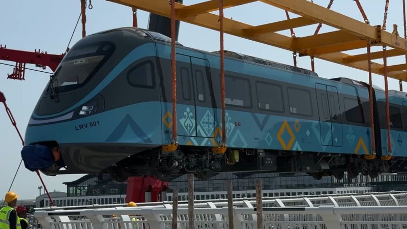 CTS показали первый поднятый состав LRT CTS показали первый поднятый состав LRT