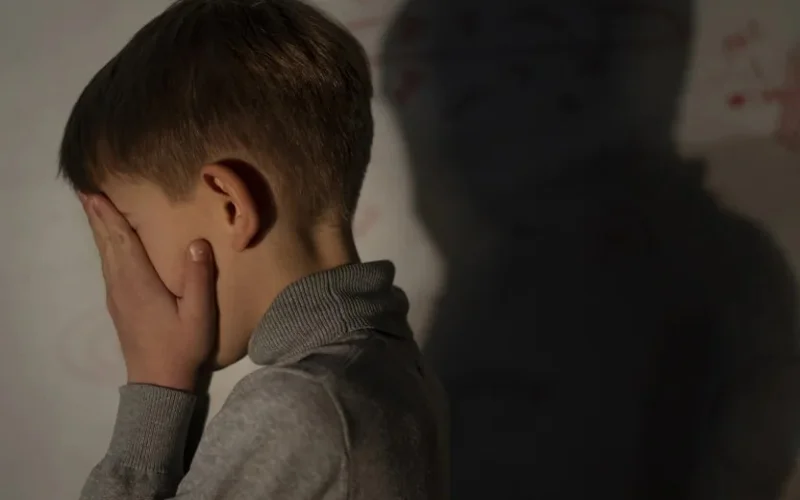 избиение насилие ребенок