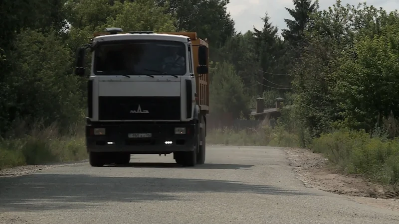 Дачники в Усть-Каменогорске жалуются на большегрузы, разрушающие дорогу