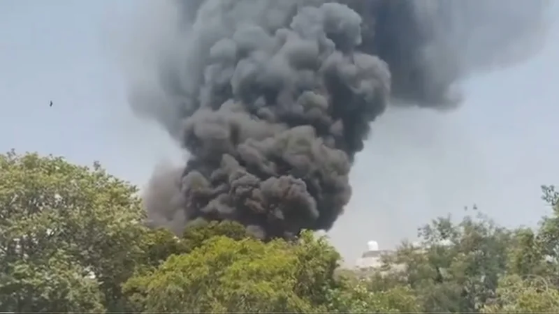 Авиакатастрофа в Индии: самолет упал на общежитие врачей