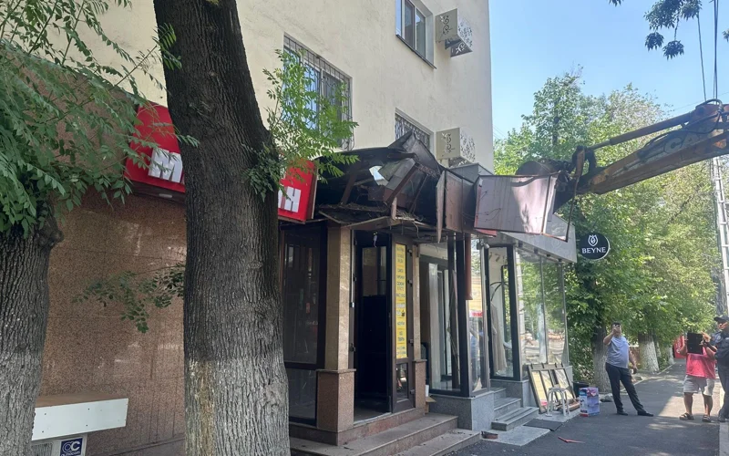 Две пристройки к жилому дому снесли в центре Алматы