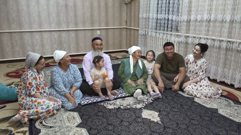 Mańǵystaýlyq turǵyn jalǵyz ilikti anany baǵyp, eldi súısintti