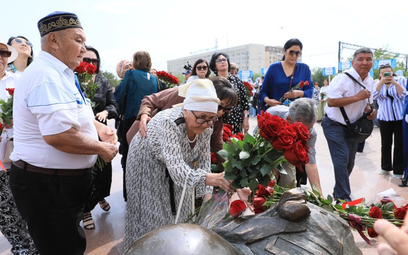 «Ǵasyrlarǵa jalǵasqan erlik» forýmy Álııa Moldaǵulovanyń 100 jyldyǵyna arnaldy «Ǵasyrlarǵa jalǵasqan erlik» forýmy Álııa Moldaǵulovanyń 100 jyldyǵyna arnaldy