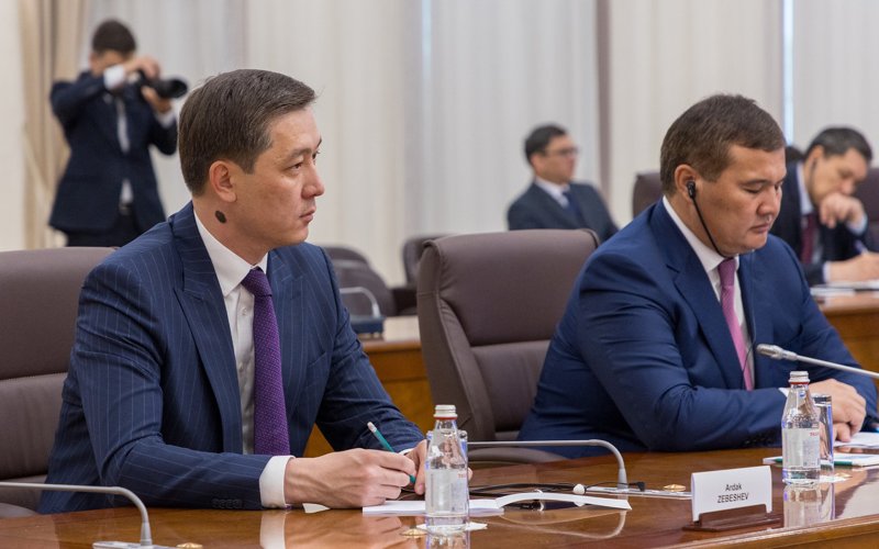Олжас Бектенов обсудил с главой Roca Group Сантьяго де Гомар Рока строительство завода в Кызылординской области Олжас Бектенов обсудил с главой Roca Group Сантьяго де Гомар Рока строительство завода в Кызылординской области