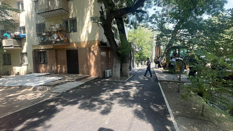 Две пристройки к жилому дому снесли в центре Алматы Две пристройки к жилому дому снесли в центре Алматы