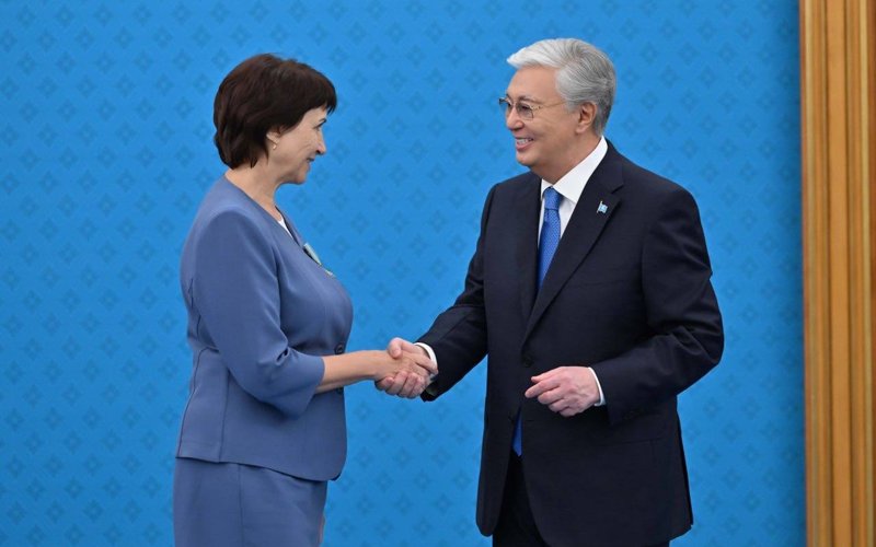 Prezıdent Jarlyǵymen otandyq medıtsınany damytýǵa eleýli úles qosqan mamandar marapattaldy Prezıdent Jarlyǵymen otandyq medıtsınany damytýǵa eleýli úles qosqan mamandar marapattaldy