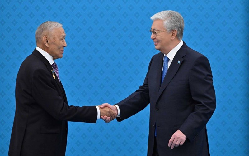 Prezıdent Jarlyǵymen otandyq medıtsınany damytýǵa eleýli úles qosqan mamandar marapattaldy Prezıdent Jarlyǵymen otandyq medıtsınany damytýǵa eleýli úles qosqan mamandar marapattaldy
