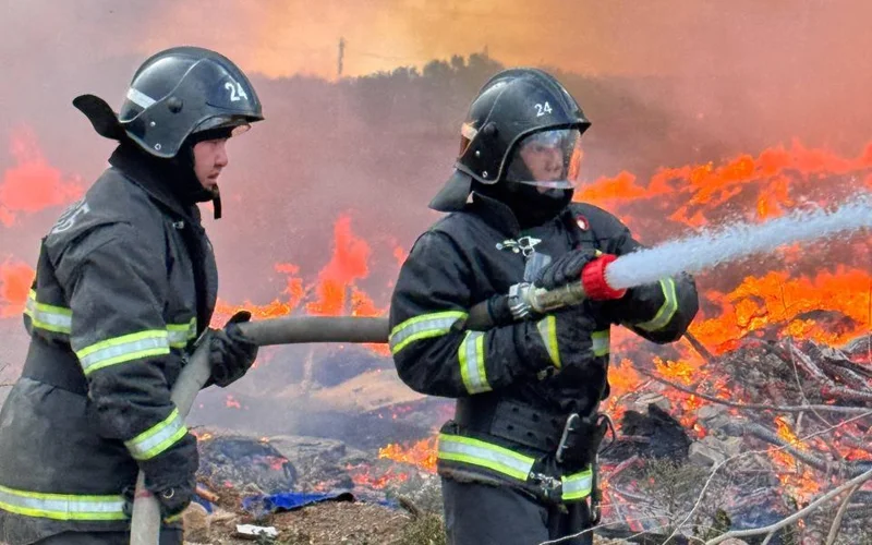 Elordalyq qutqarýshylar qoqystyń janýyn sóndirip jatyr