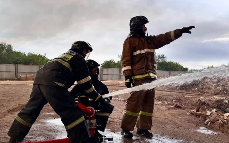 Елордалық құтқарушылар қоқыстың жануын сөндіріп жатыр