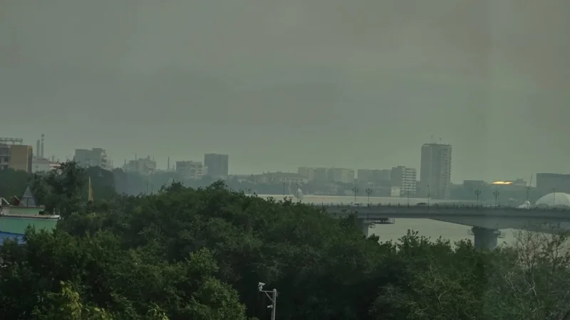 Жителей Атырау предупредили не выходить на улицу из-за дыма и гари