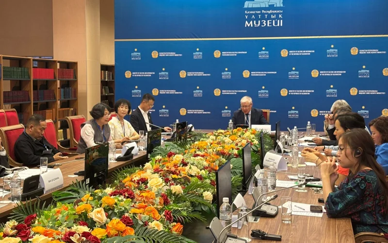 Астанада Қытай шеберлері жібектен тоқыған киімдердің сән үлгісі көрсетіледі 