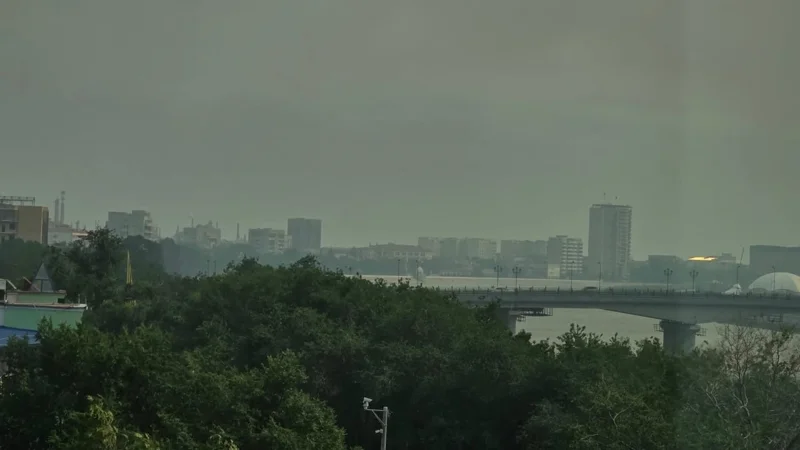 Атырау тұрғындарына түтін мен ыстың иісіне байланысты көшеге шықпау ескертілді