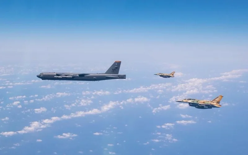 Два американских бомбардировщика B-52, летевшие из Персидского залива, сопровождались истребителями ЦАХАЛ F-16i при пролете над Израилем.