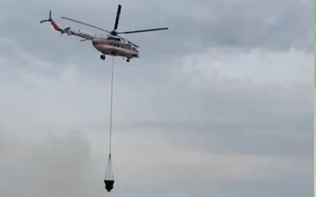 вертолет тушит пожар