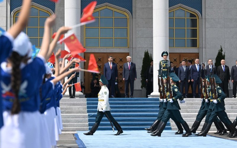 Президент Си Цзиньпинді Астана әуежайынан қарсы алды Президент Си Цзиньпинді Астана әуежайынан қарсы алды