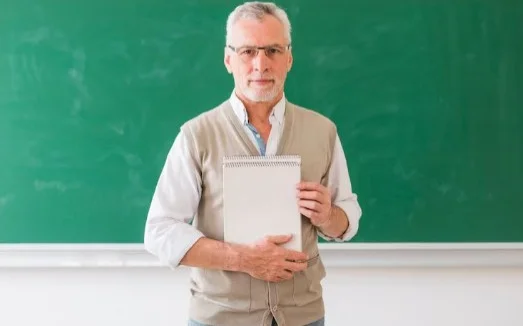 пожилой учитель