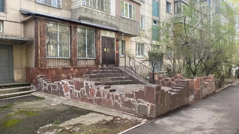 Almatyda turǵynyna zańsyz qurylys júrgizgeni úshin aıyppul salyndy