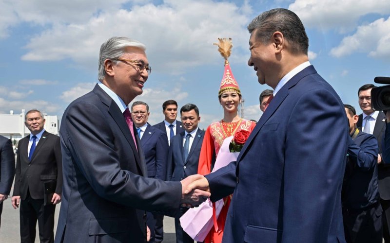Касым-Жомарт Токаев в аэропорту Астаны встретил Си Цзиньпина Касым-Жомарт Токаев в аэропорту Астаны встретил Си Цзиньпина
