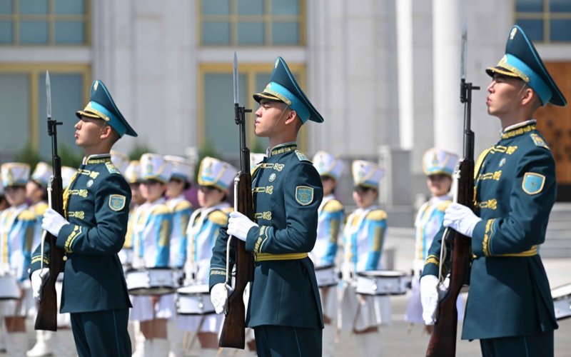 Президент Си Цзиньпинді Астана әуежайынан қарсы алды