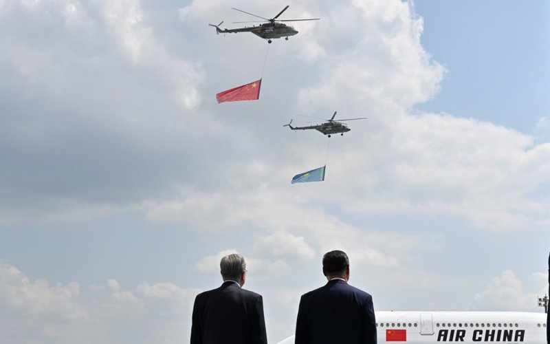 Касым-Жомарт Токаев в аэропорту Астаны встретил Си Цзиньпина Касым-Жомарт Токаев в аэропорту Астаны встретил Си Цзиньпина