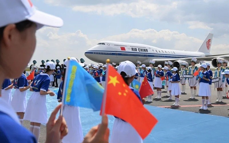 Kassym-Jomart Tokayev welcomes Xi Jinping at Astana Airport Kassym-Jomart Tokayev welcomes Xi Jinping at Astana Airport