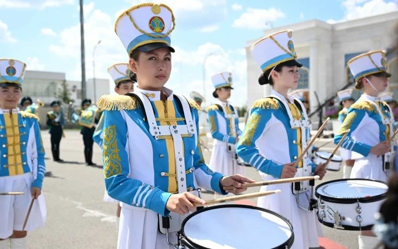 Kassym-Jomart Tokayev welcomes Xi Jinping at Astana Airport Kassym-Jomart Tokayev welcomes Xi Jinping at Astana Airport
