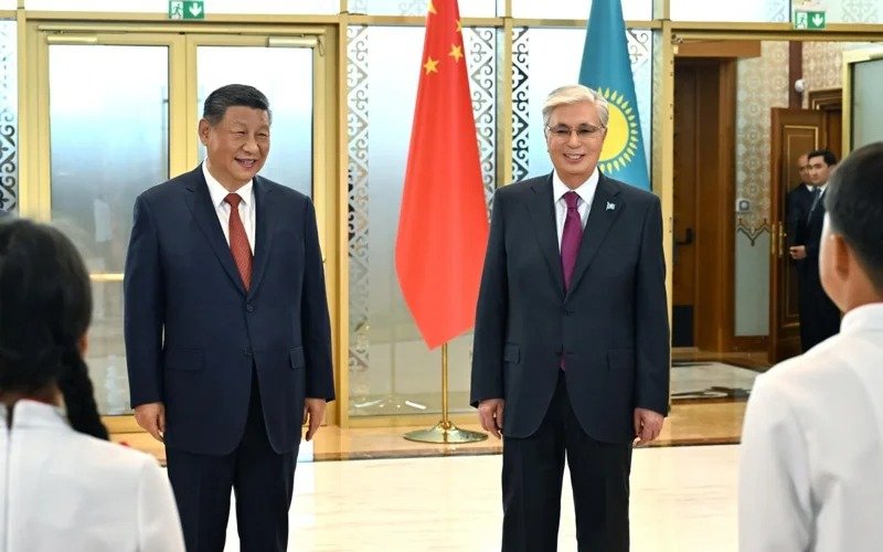 Kassym-Jomart Tokayev welcomes Xi Jinping at Astana Airport Kassym-Jomart Tokayev welcomes Xi Jinping at Astana Airport