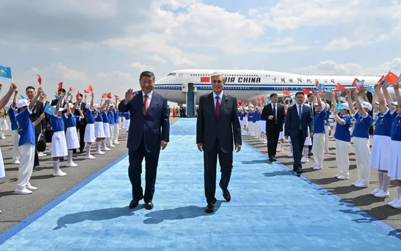 Kassym-Jomart Tokayev welcomes Xi Jinping at Astana Airport