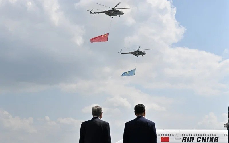 Kassym-Jomart Tokayev welcomes Xi Jinping at Astana Airport Kassym-Jomart Tokayev welcomes Xi Jinping at Astana Airport