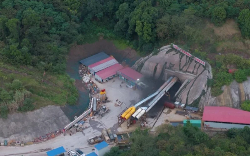 Семь человек оказались в ловушке из-за утечки окиси углерода в туннеле в Китае 