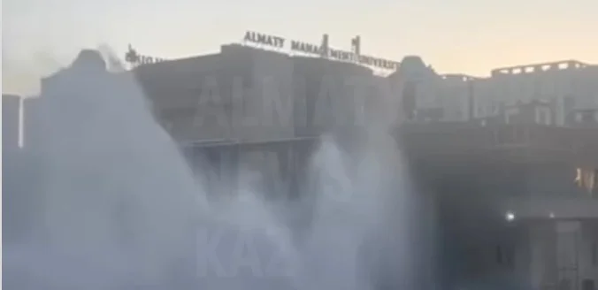 Almatyda ýnıversıtet mańynda jylý qubyry jaryldy 