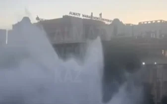 Теплотрассу прорвало в Алматы