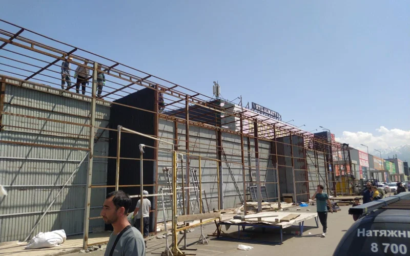 Незаконные торговые точки на парковках барахолки демонтируют в Алматы