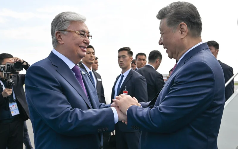  Касым-Жомарт Токаев тепло попрощался с Си Цзиньпином в аэропорту   