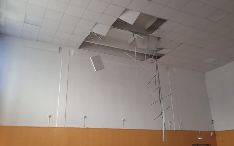 Петропавлда түлектерге аттестат тапсыру рәсімінде мектептің төбесі құлады Петропавлда түлектерге аттестат тапсыру рәсімінде мектептің төбесі құлады