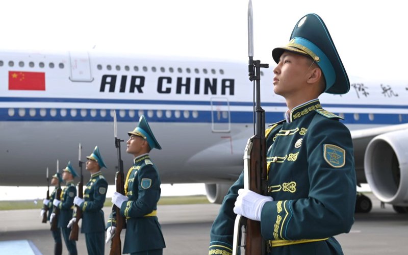 Касым-Жомарт Токаев тепло попрощался с Си Цзиньпином в аэропорту Касым-Жомарт Токаев тепло попрощался с Си Цзиньпином в аэропорту