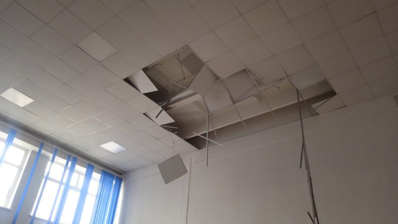 В Петропавловске во время вручения аттестатов в школе обрушился потолок Петропавлда түлектерге аттестат тапсыру рәсімінде мектептің төбесі құлады