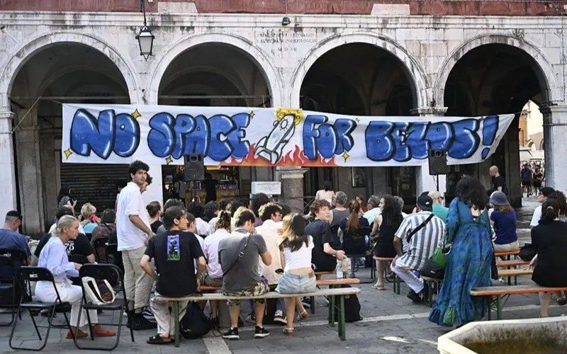 “No Bezos”: Venetian activists protest billionaire’s wedding in historic city No space for Bezos