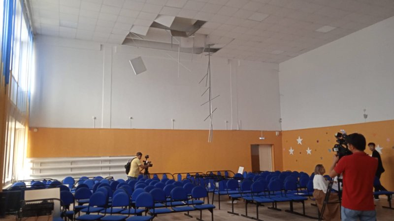 Петропавлда түлектерге аттестат тапсыру рәсімінде мектептің төбесі құлады Петропавлда түлектерге аттестат тапсыру рәсімінде мектептің төбесі құлады