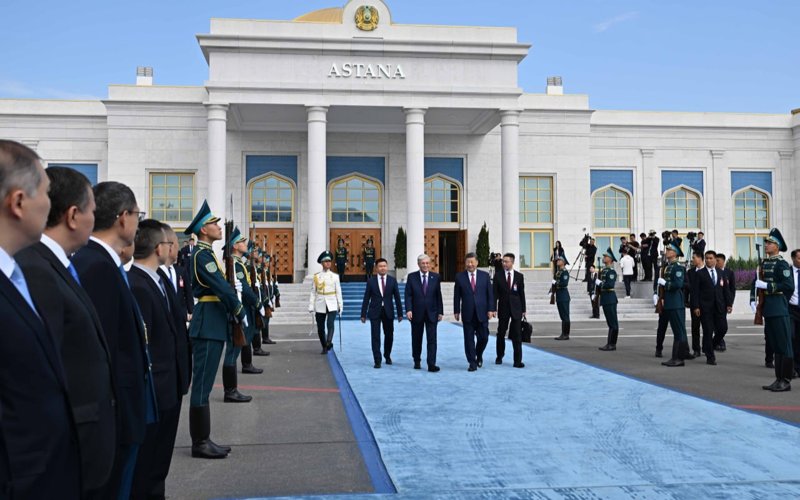 Касым-Жомарт Токаев тепло попрощался с Си Цзиньпином в аэропорту Касым-Жомарт Токаев тепло попрощался с Си Цзиньпином в аэропорту