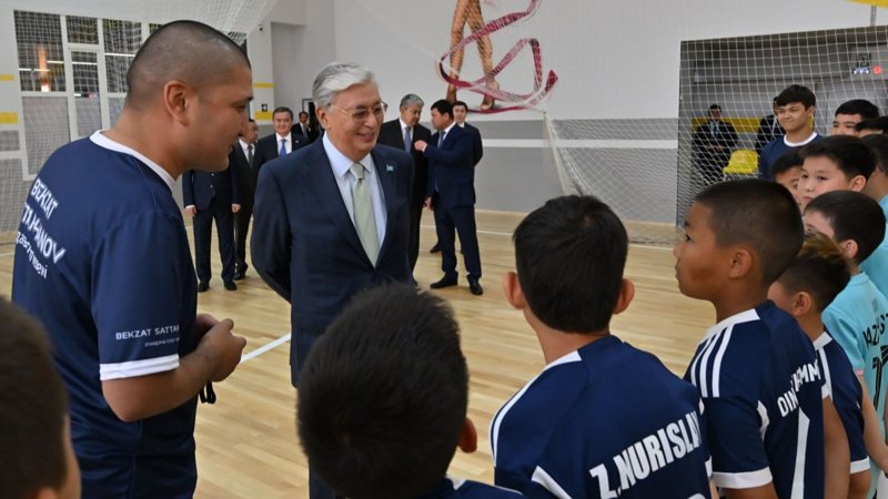 Qasym-Jomart Toqaev Bekzat Sattarhanov atyndaǵy sport keshenin aralap kórdi 