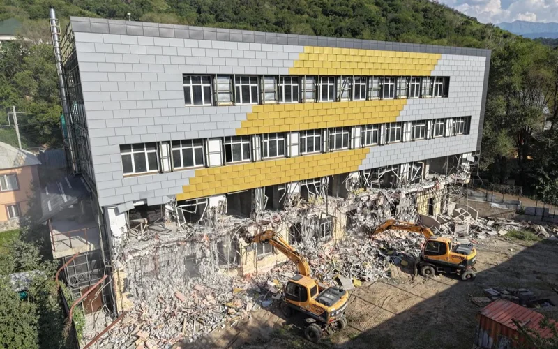 Крупный объект сносят в предгорье Алматы