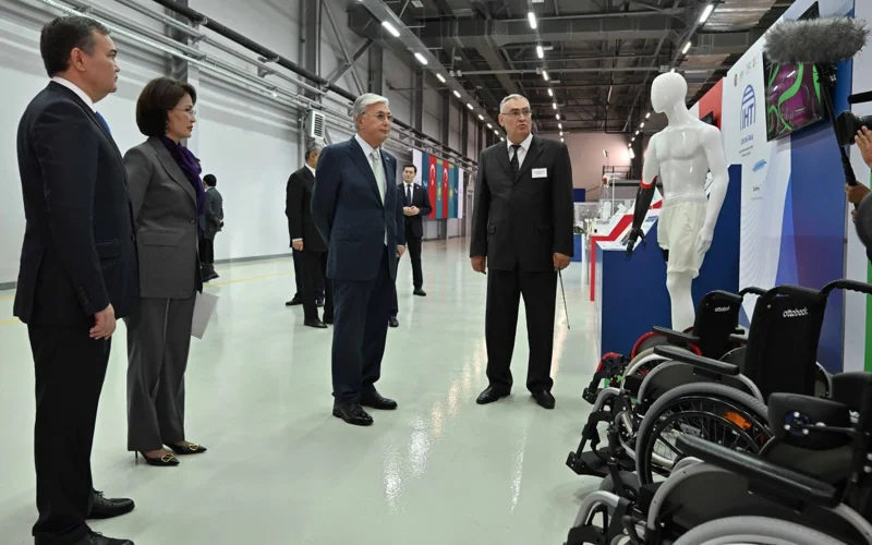 Президент осмотрел выставку столичных предприятий, выпускающих изделия медицинского назначения