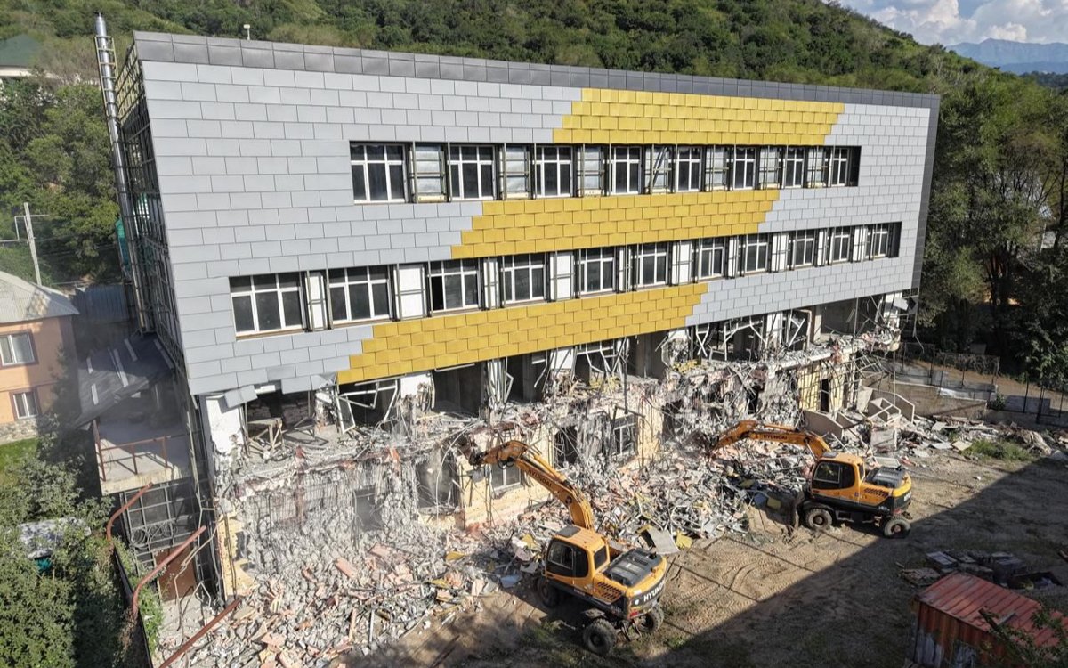 Krupniy Obekt Snosyat V Predgore Almati 4af79b